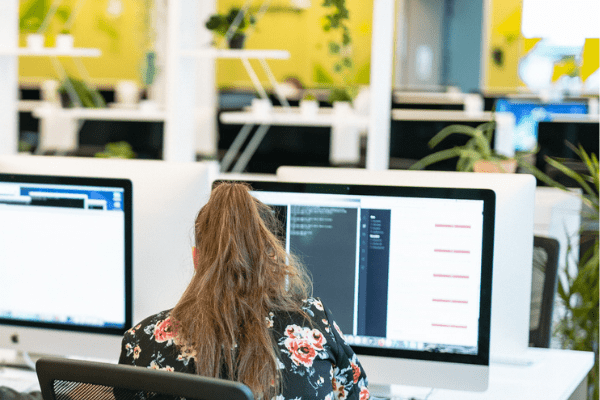 Une étudiante de 42 Québec devant un ordinateur qui code