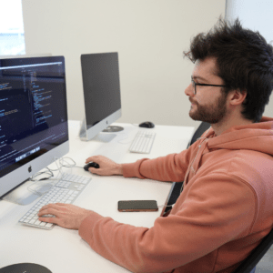Émile, étudiant à 42 Québec, au travail devant un ordinateur.